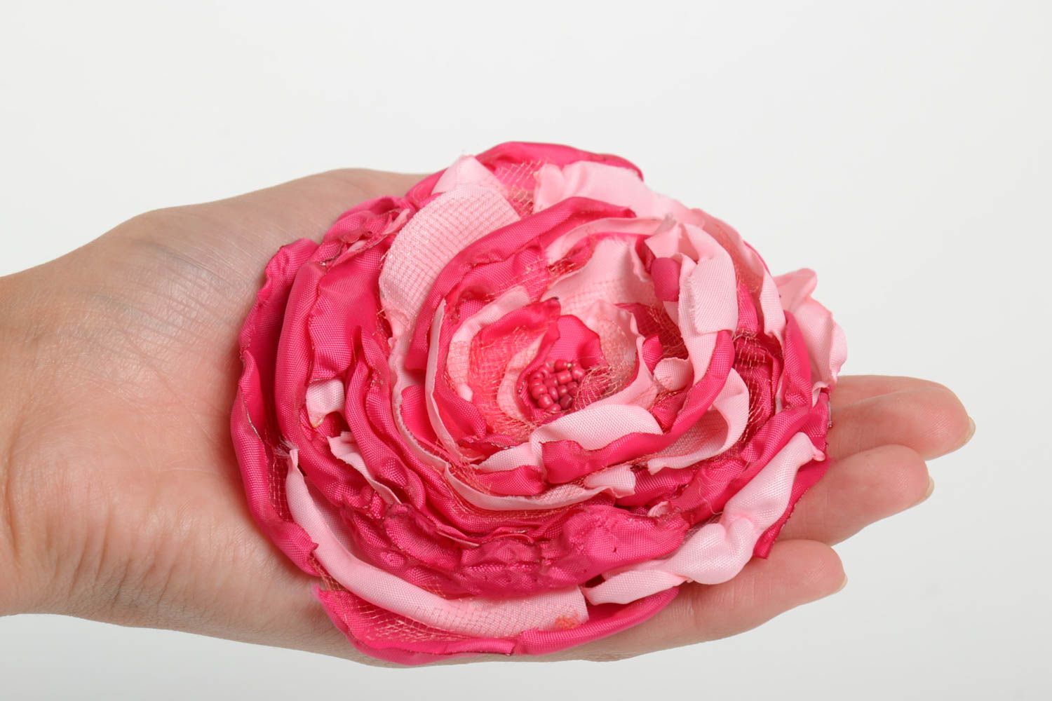 Объемная текстильная брошь из лент в виде цветка розы на булавке ручная работа фото 5