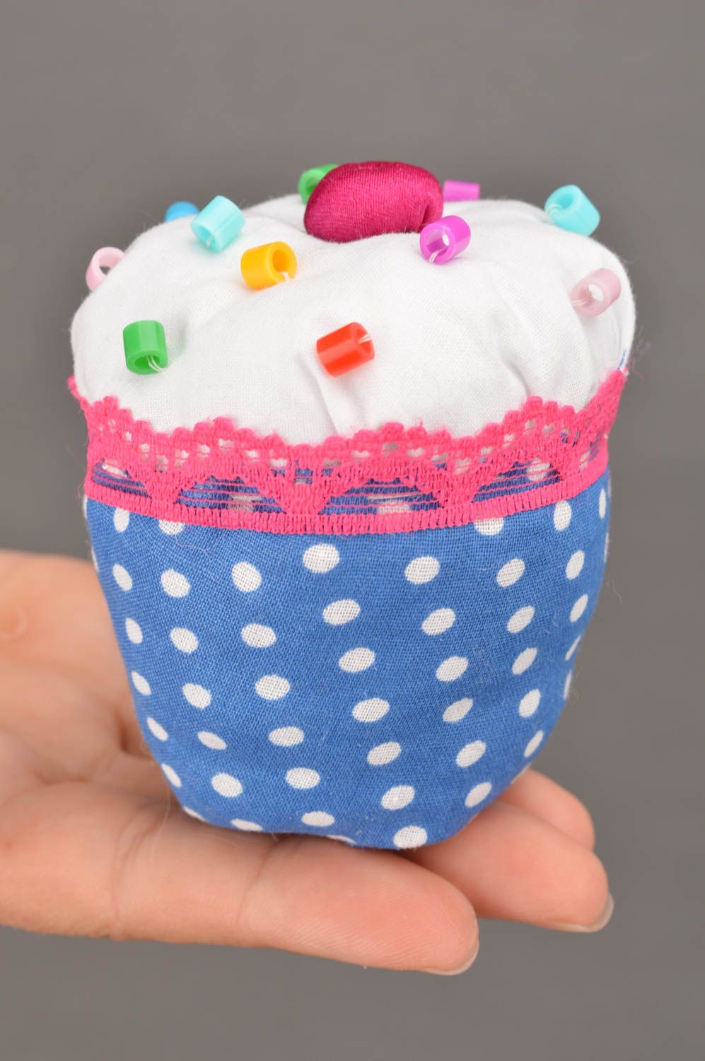 Schönes handmade Nadelkissen aus Stoff Kuchen mit dekorativen Elementen foto 3