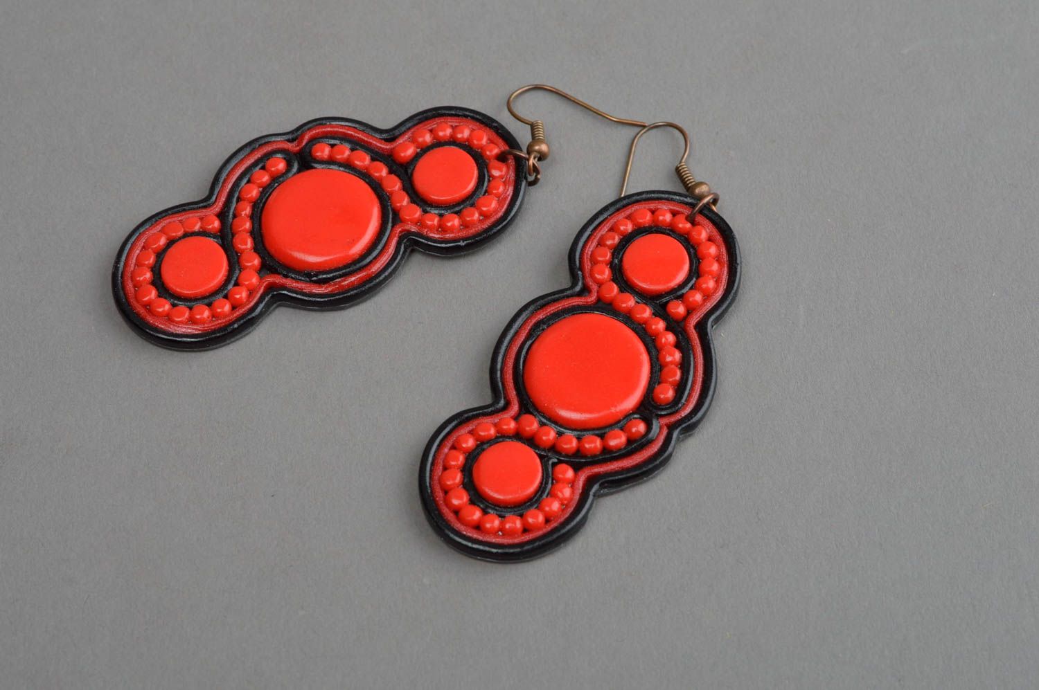Rote handgemachte Ohrringe mit Anhängern aus Polymerton mit Soutache Muster foto 2