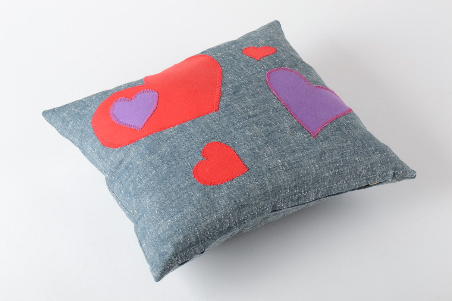 Диванная подушка с сердечками ручной работы для интерьера спальни серая небольшая фото 2