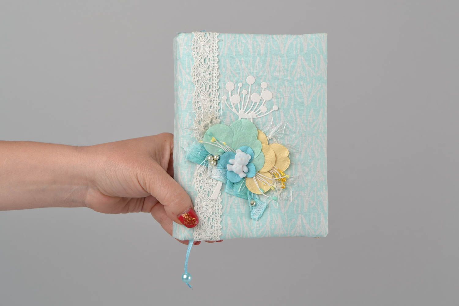 Hellblaues handgemachtes Notizbuch aus Stoff Scrapbooking Technik mit Blumen foto 2