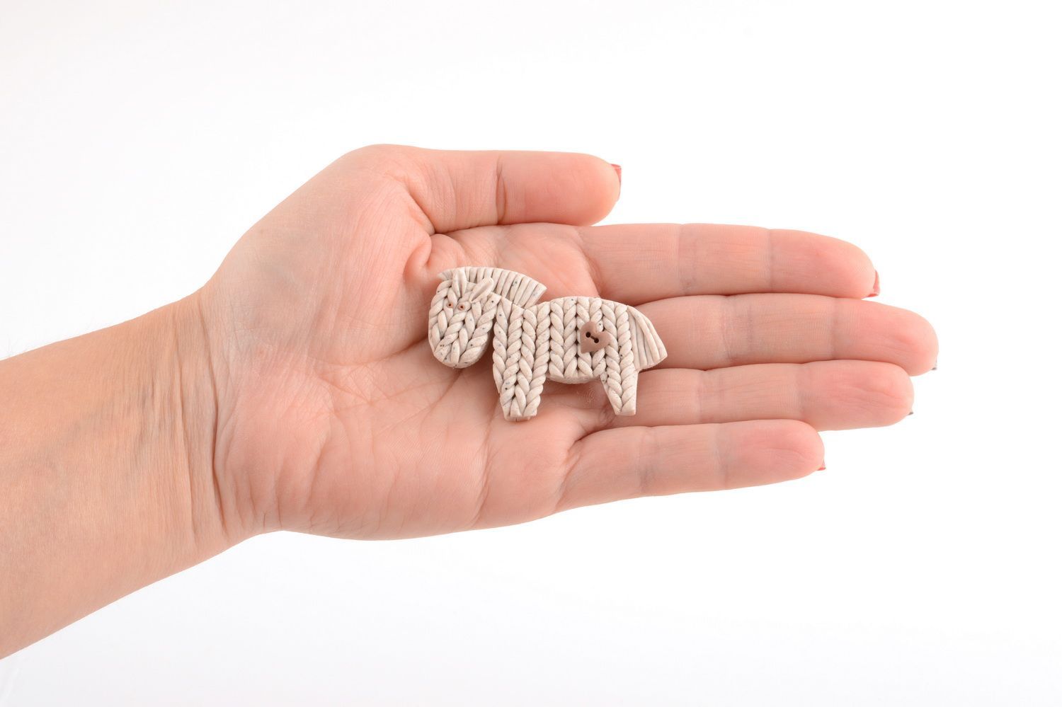 Broche en argile polymère poney beige faite main originale imitation tricotage photo 5