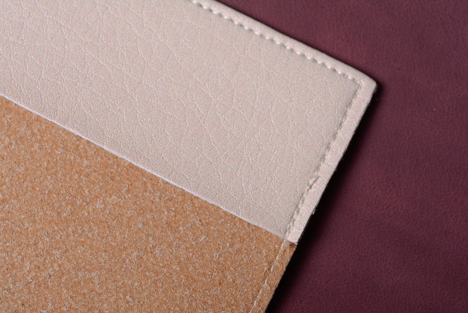 Weiße standardmäßige handmade Passhülle aus Leder mit Muster für Frauen foto 5