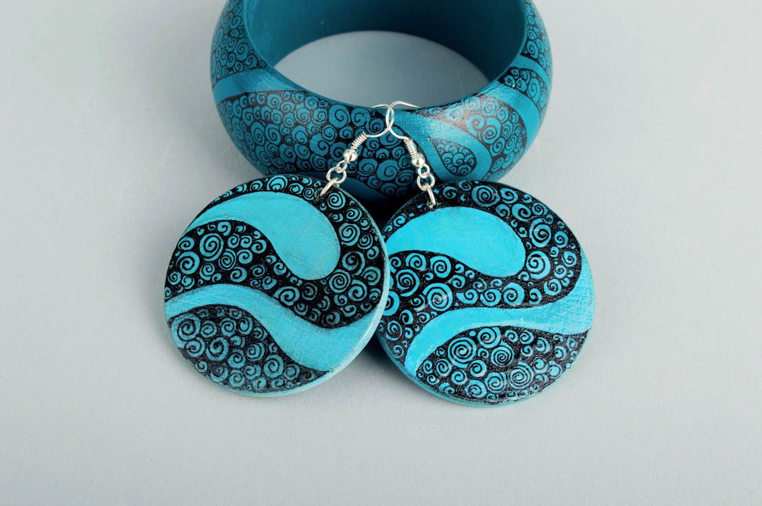 Модные серьги украшение ручной работы деревянное украшение голубое с черным фото 1