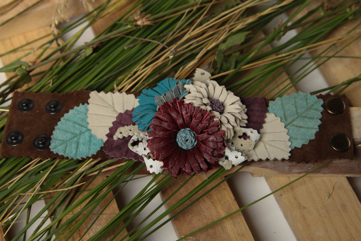 Bracelet avec fleurs Bijou fait main large cuir naturel Cadeau pour femme photo 1