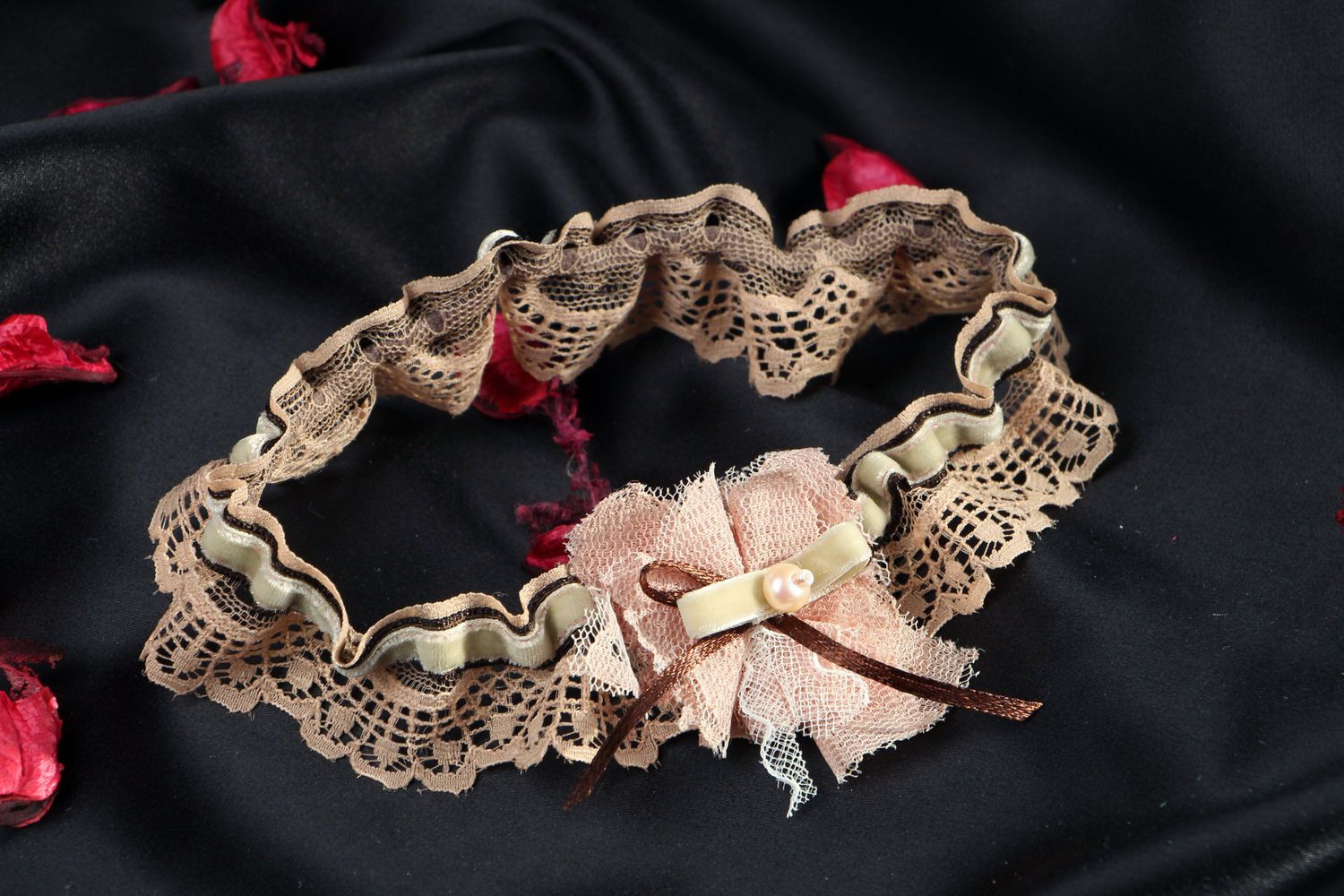 Lacy garter for bride photo 2