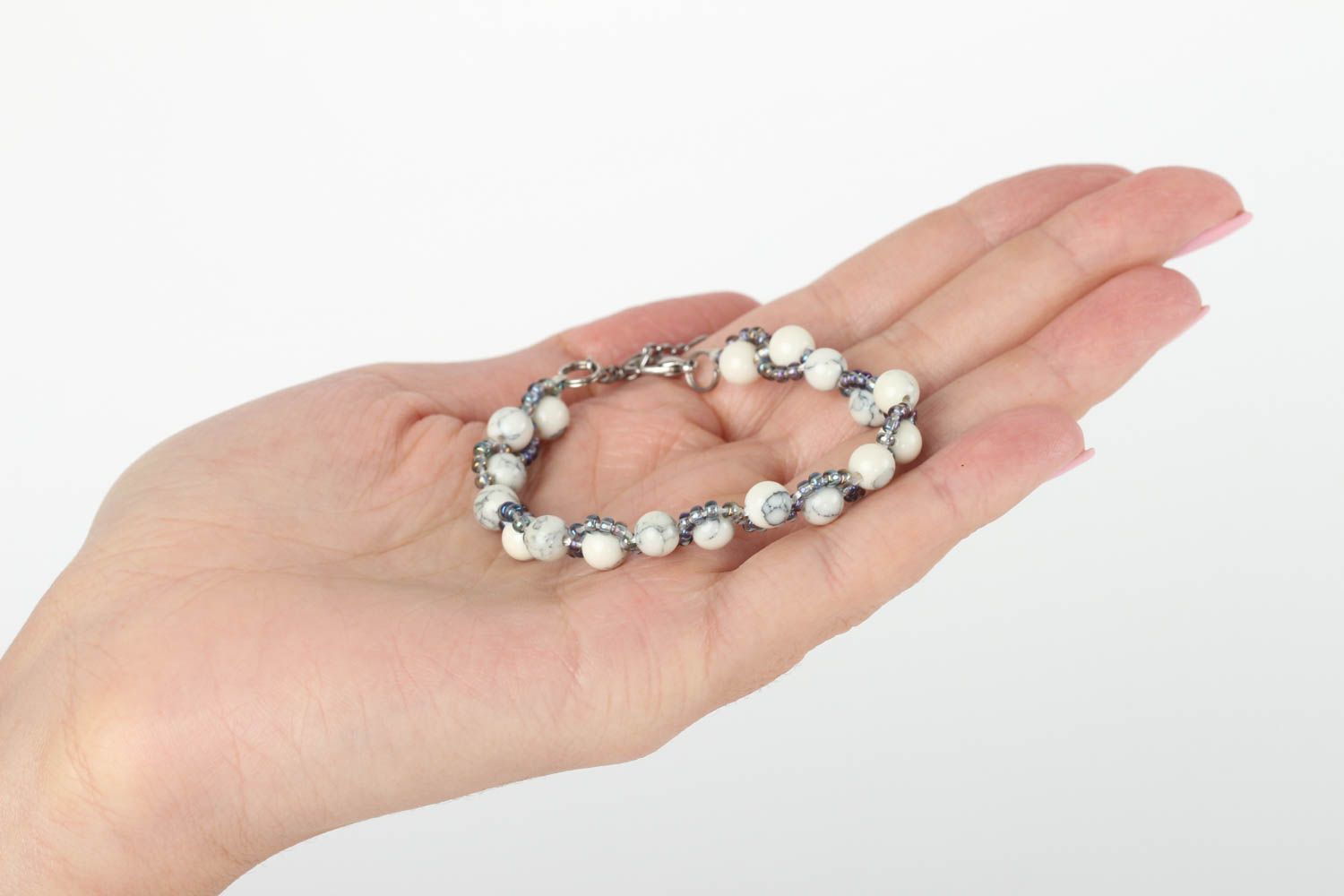 Bracelet design Bijou fait main cacholong blanc Accessoire femme original photo 5