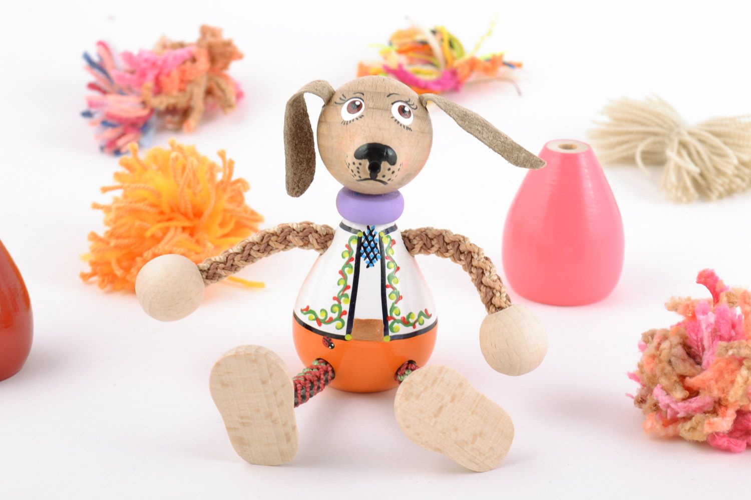 Öko Spielzeug aus Holz künstlerisch handmade bemalt Drolliger Hund im Anzug  foto 1