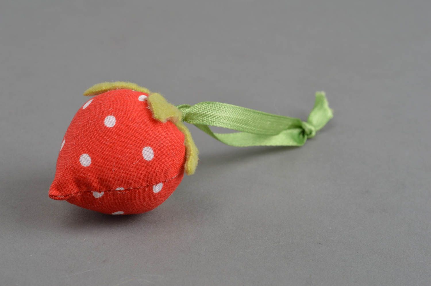Petite fraise à suspendre faite main décoration d'intérieur et jouet miniature photo 3