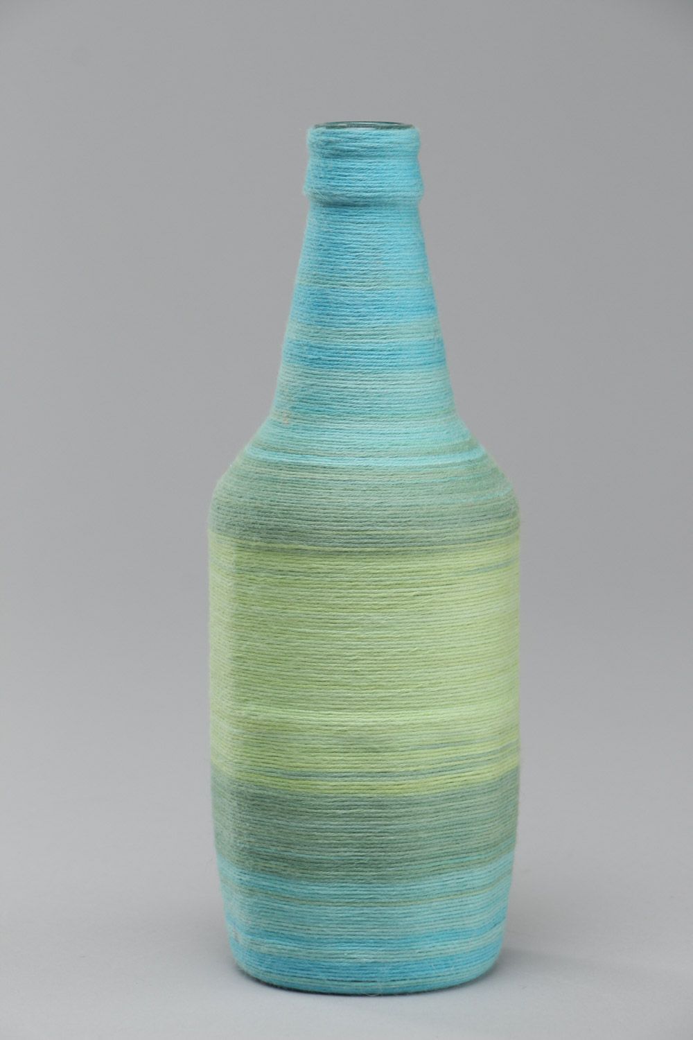 Botella decorativa de cristal envuelta en hilos de algodón artesanal de 500 ml foto 2