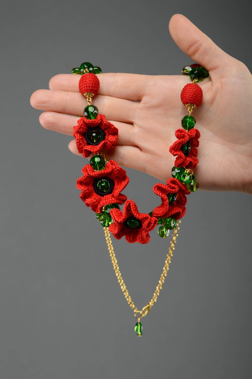 Rote gehäkelte Halskette mit Blumen foto 3