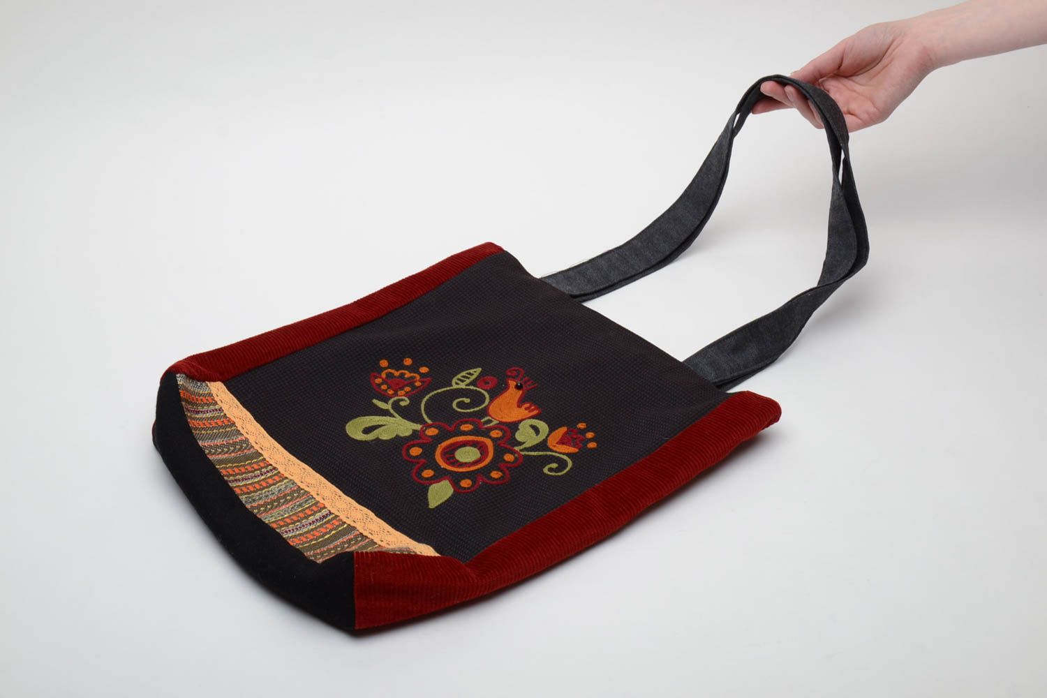 Тканевая женская сумка с вышивкой фото 5