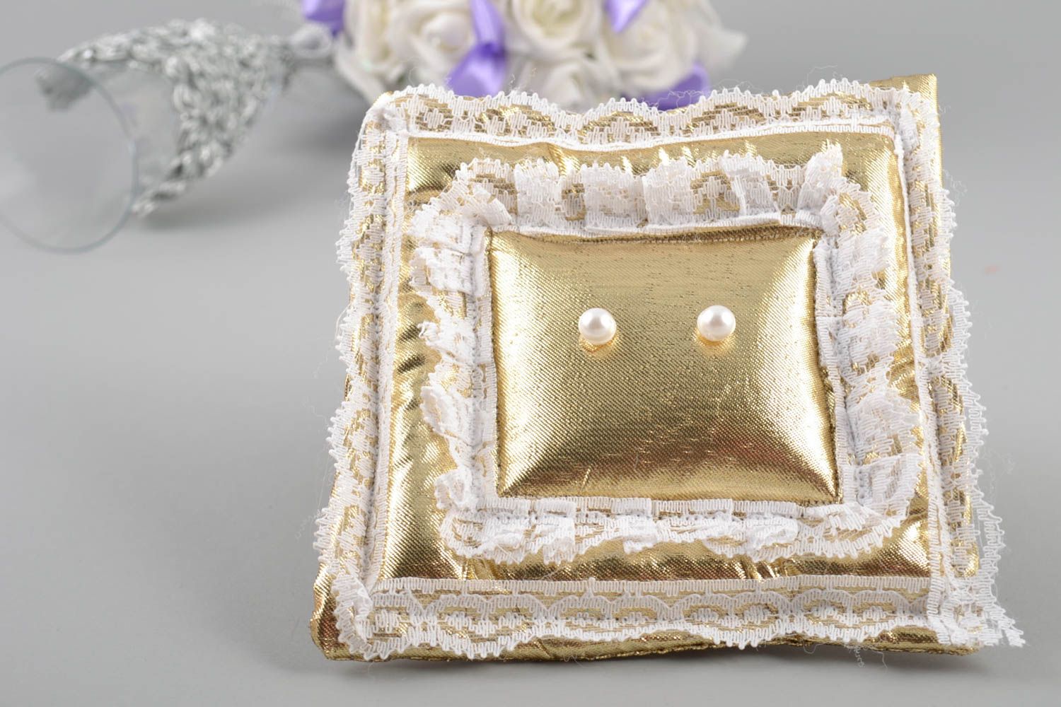 Originelles schönes goldenfarbenes handgemachtes Ringkissen für die Hochzeit foto 1