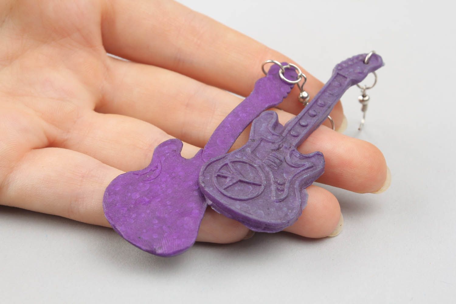 Brincos Guitarras  de argila de polímero feitos à mão acessórios de mulher artesanais foto 5