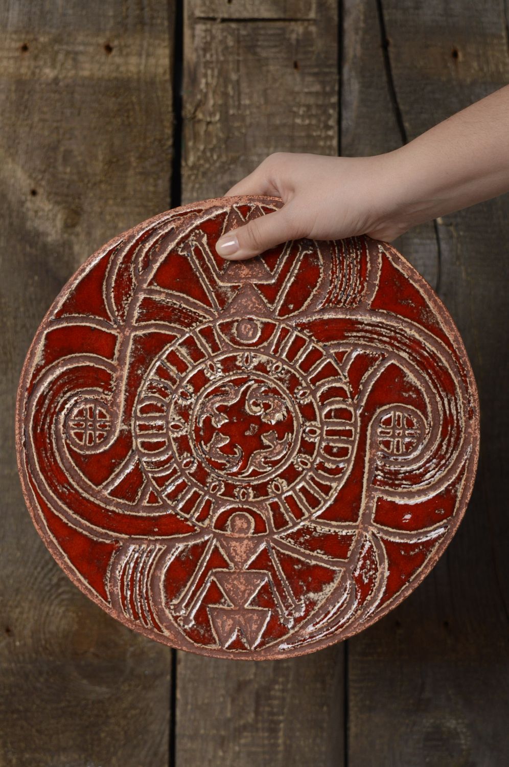 Assiette-amulette en céramique faite main Titan Pouroucha photo 3