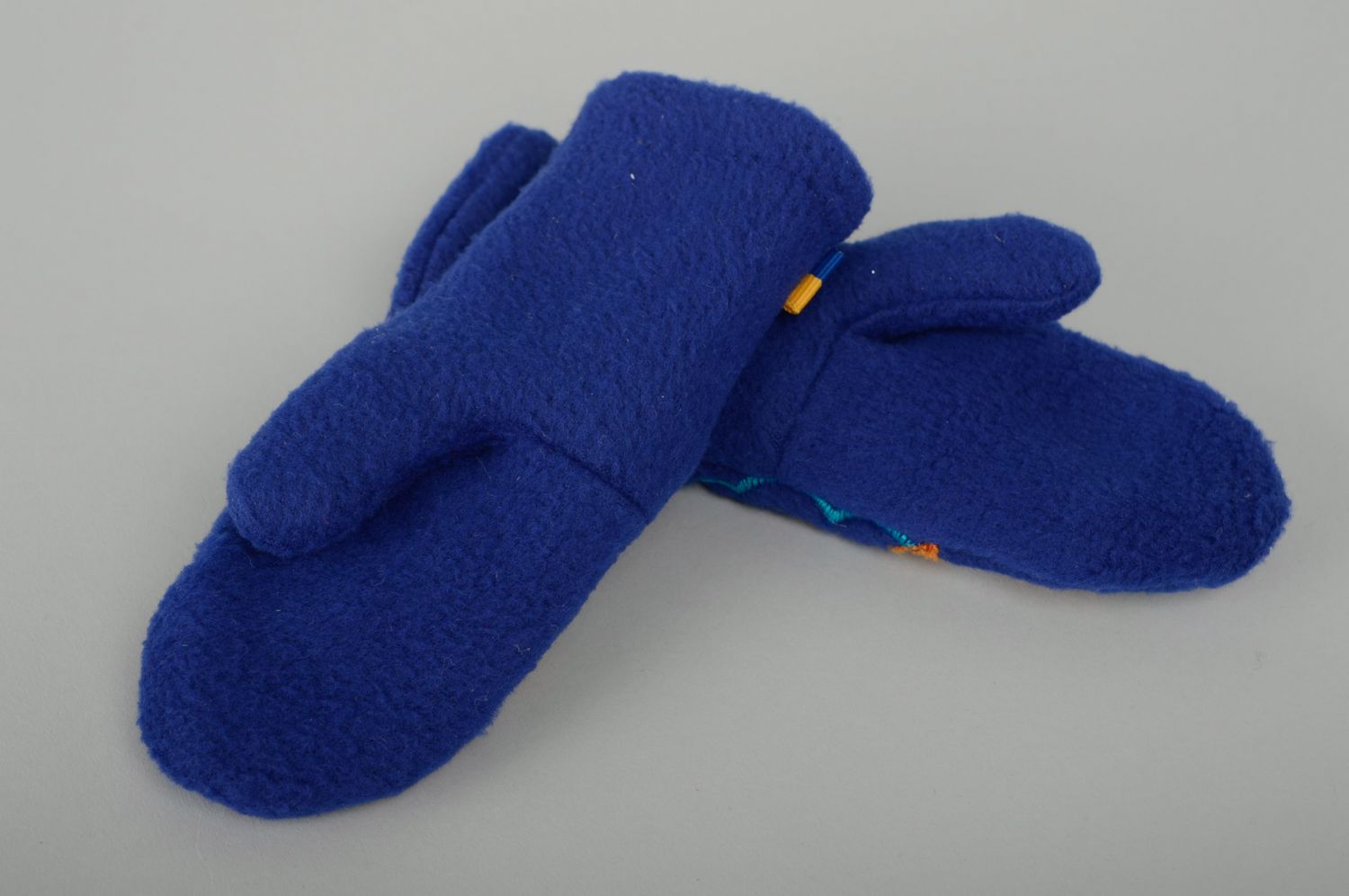 Флисовые варежки с вышивкой синие  фото 2