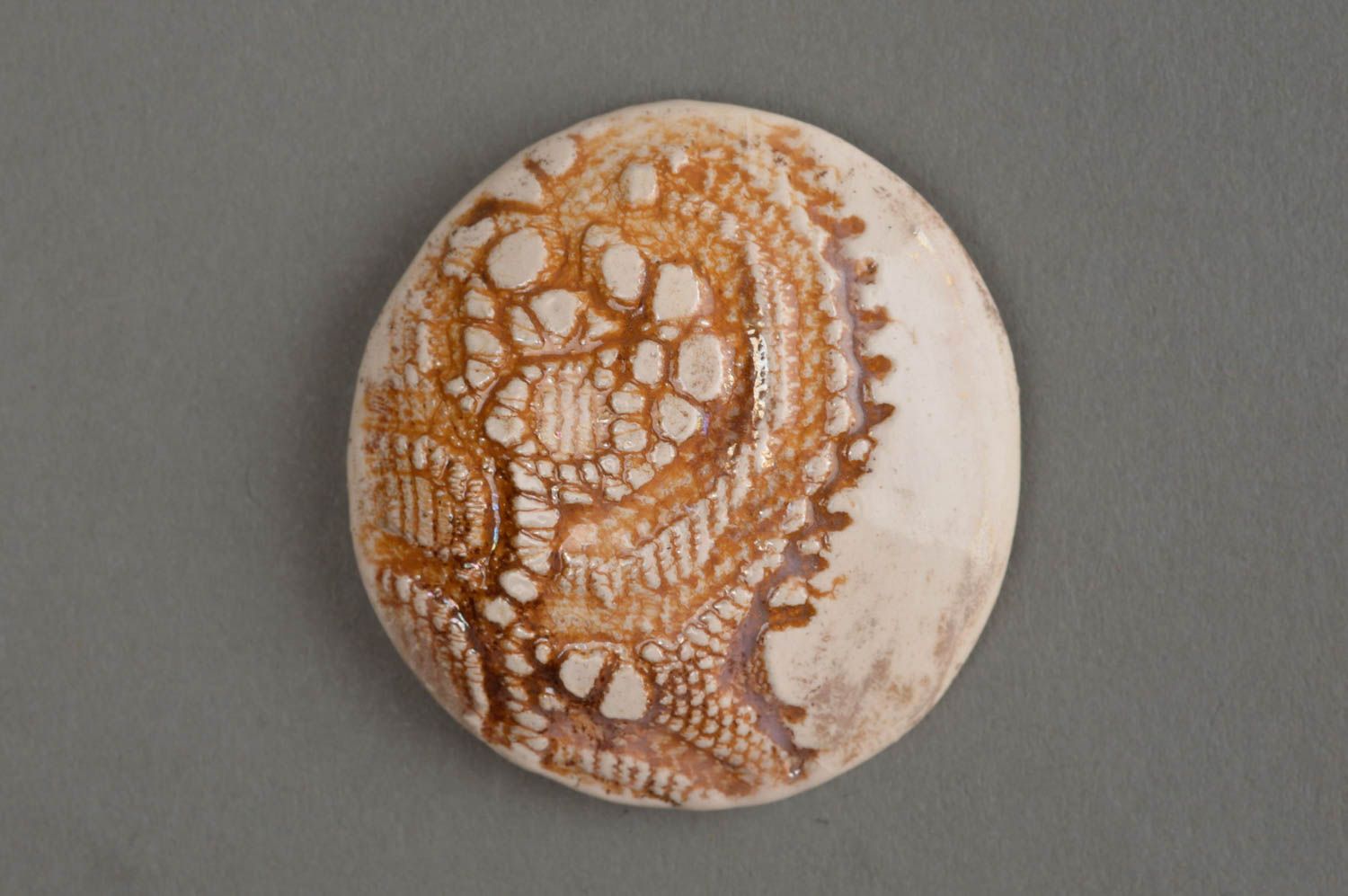 Круглая брошь из натуральной глины ручной работы расписанная глазурью нарядная фото 2
