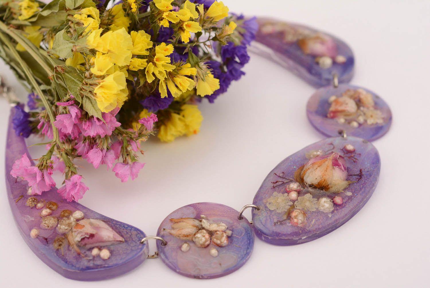 Collier artisanal d'acryl décoré de fleurs séchées photo 1