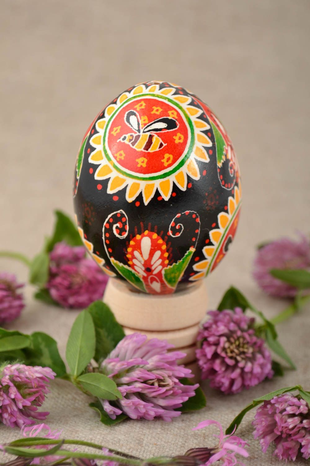 Huevo de Pascua de gallina pintado con arcílicos artesanal vistoso foto 1