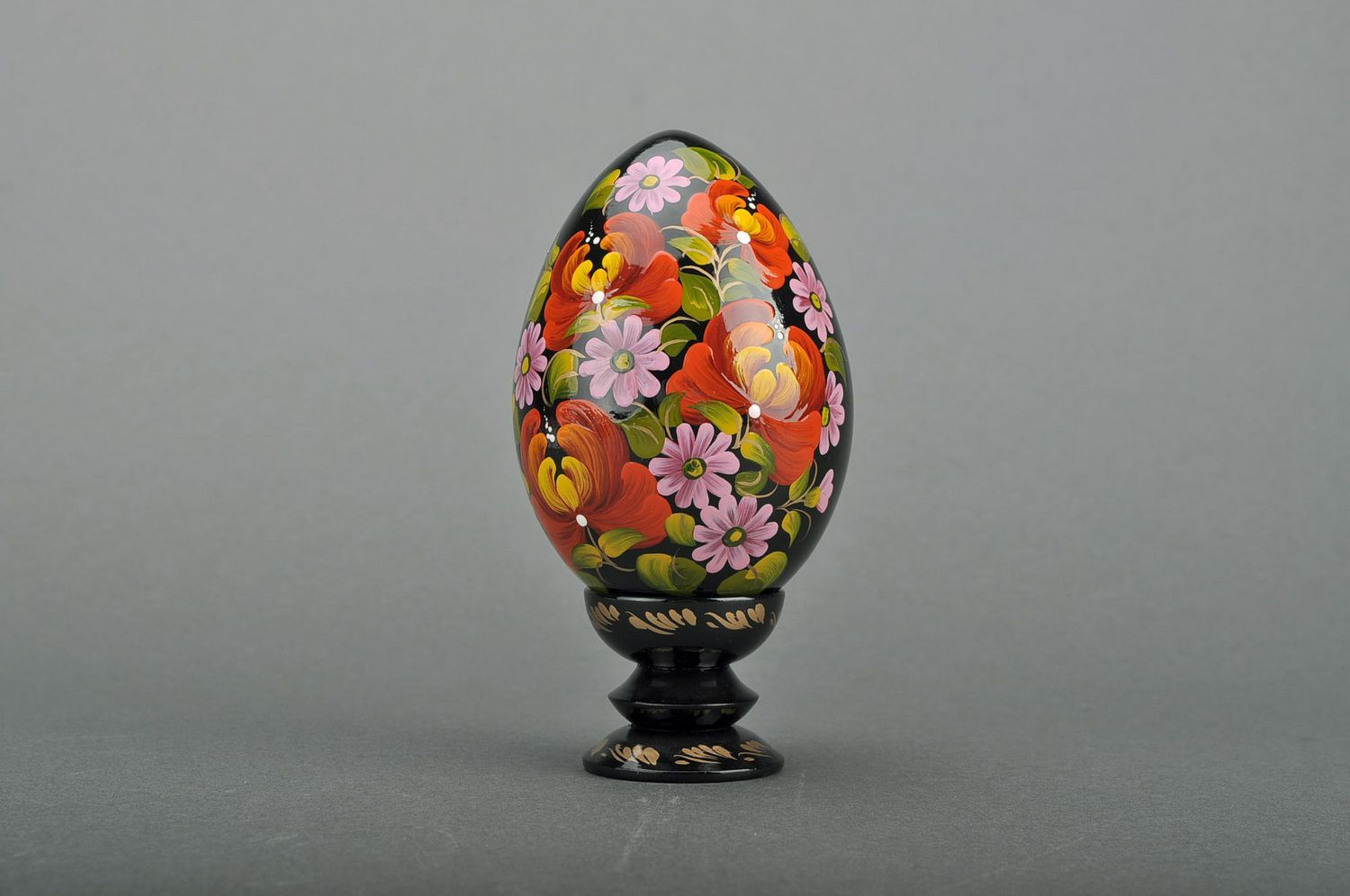 Деревянное декоративное яйцо на подставке Цветение пионов фото 2