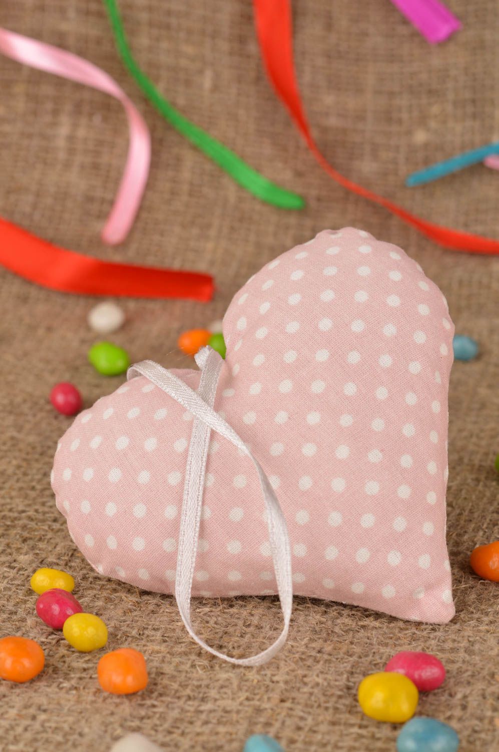 Colgante decorativo artesanal con forma de corazón de algodón de color rosado foto 1