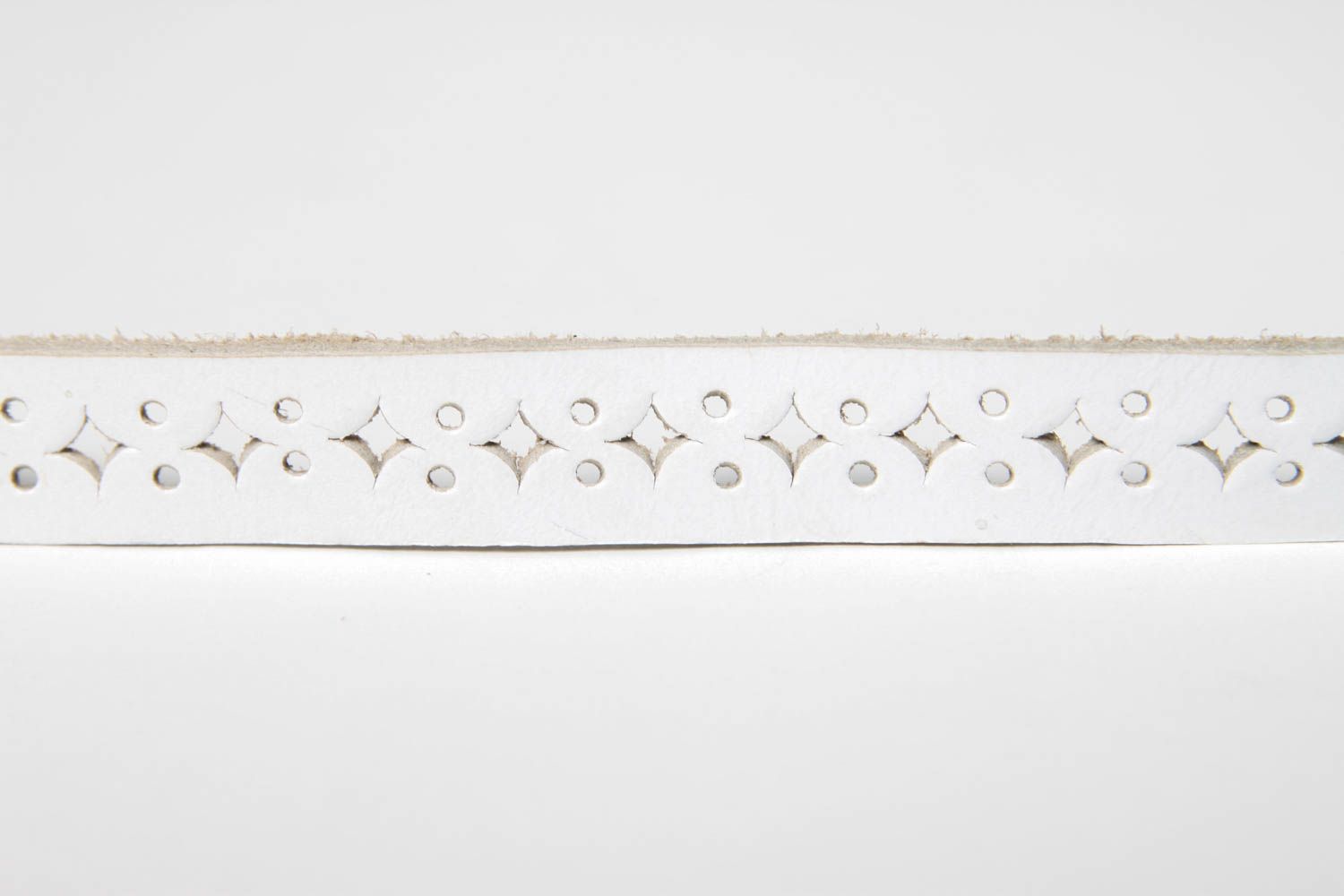 Handmade Ajour Armband aus Leder Designer Schmuck Accessoire für Frauen weiß foto 5