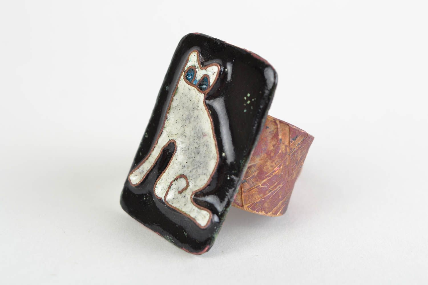 Handmade rectangular copper jewelry ring painted with enamel with white cat photo 3