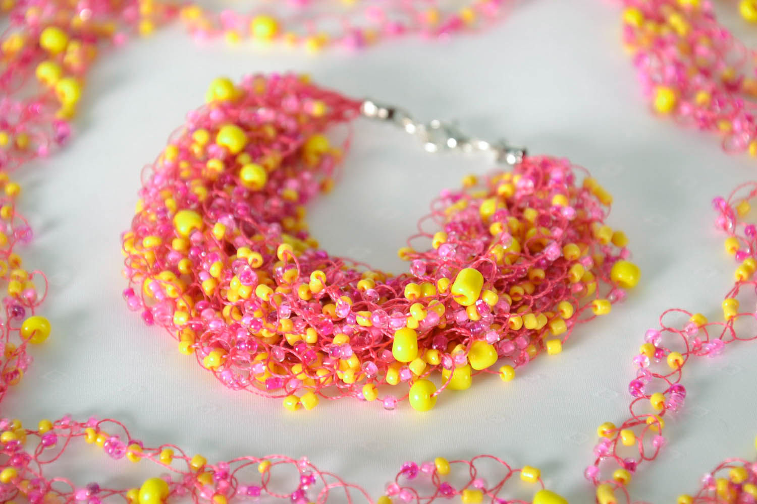 Bracelete cor de rosa de miçangas foto 1