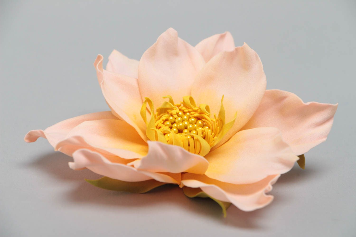 Брошь из фоамирана в виде пышного розового цветка украшение ручной работы  фото 3