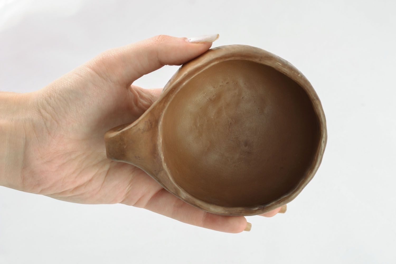 Taza de cerámica en técnica de cocción a través de la leche foto 2