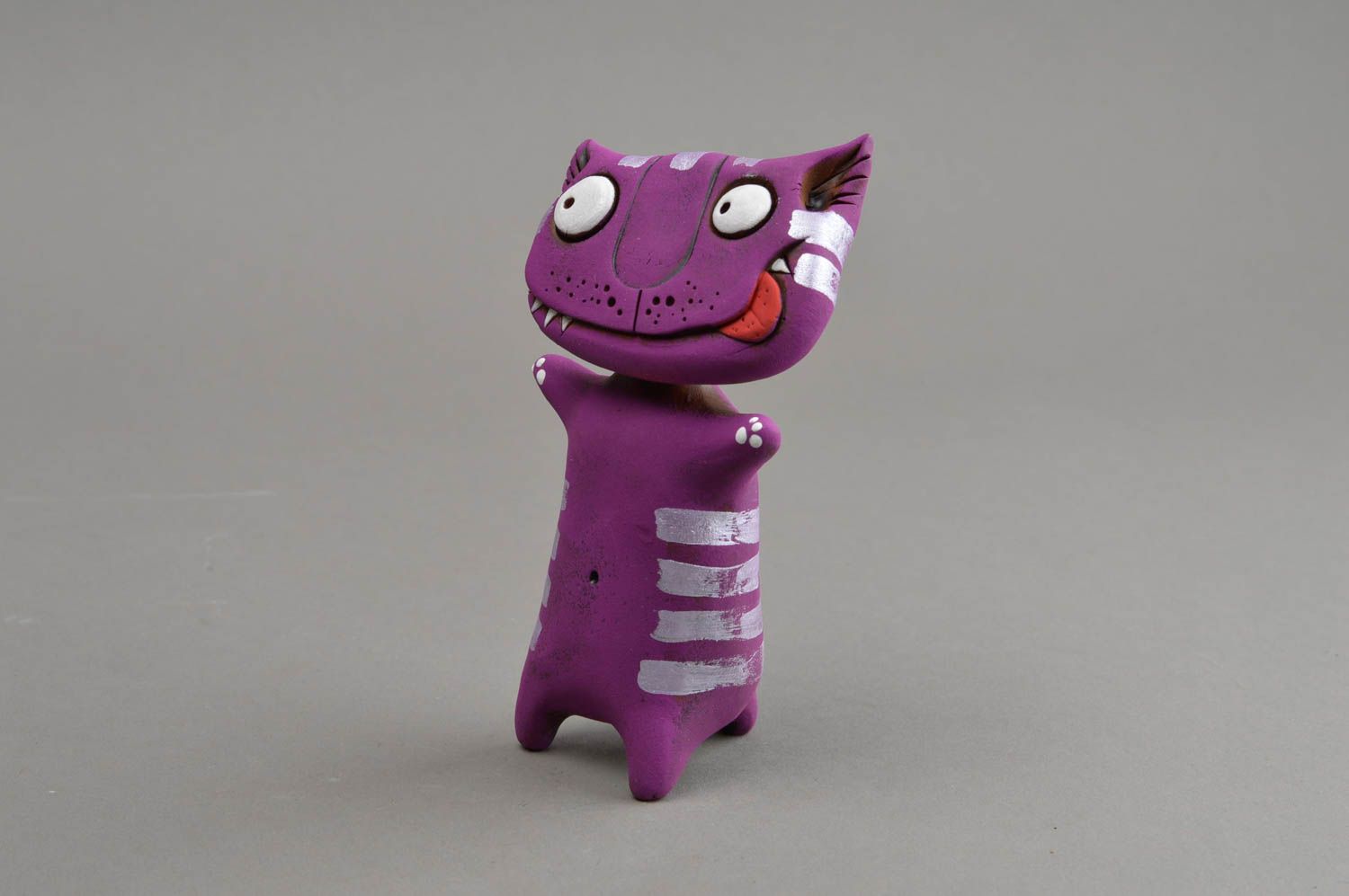 Фиолетовая глиняная статуэтка в виде забавного кота ручной работы расписная фото 3