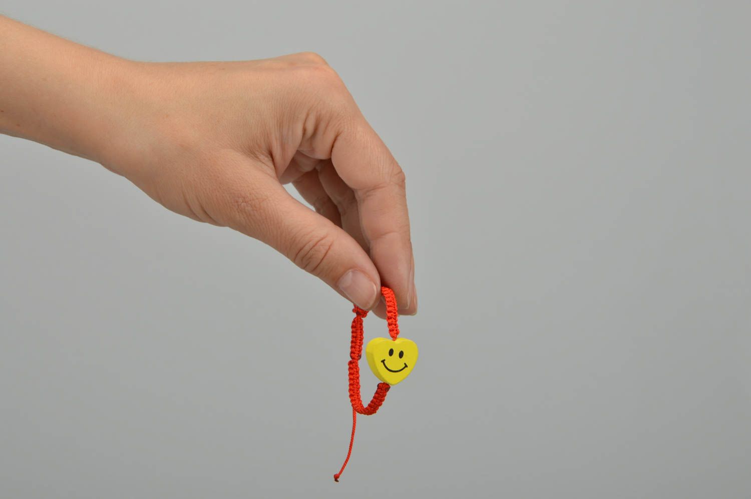 Красный браслет из вощеного шнурка ручной работы с деревянной бусиной Сердце фото 2