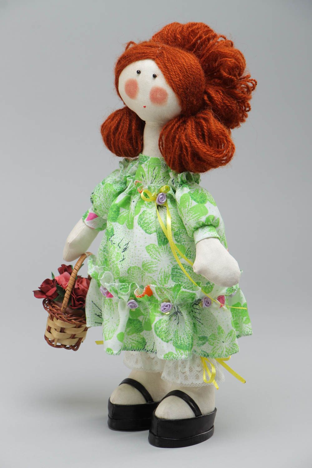 Muñeca de tela artesanal en vestido divertida con cesta pequeña foto 2