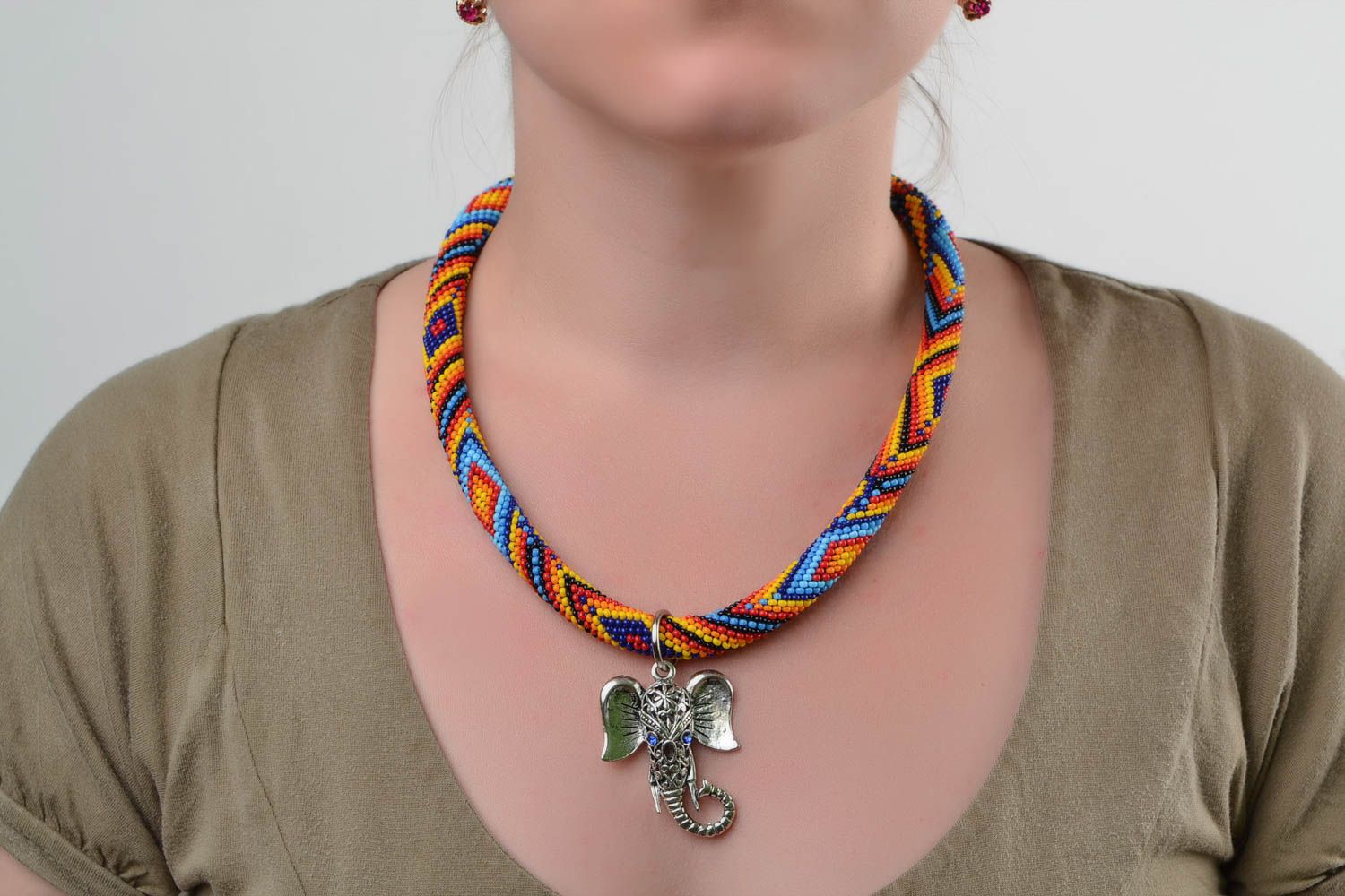 Collier en perles de rocaille multicolore avec pendentif éléphant fait main photo 1