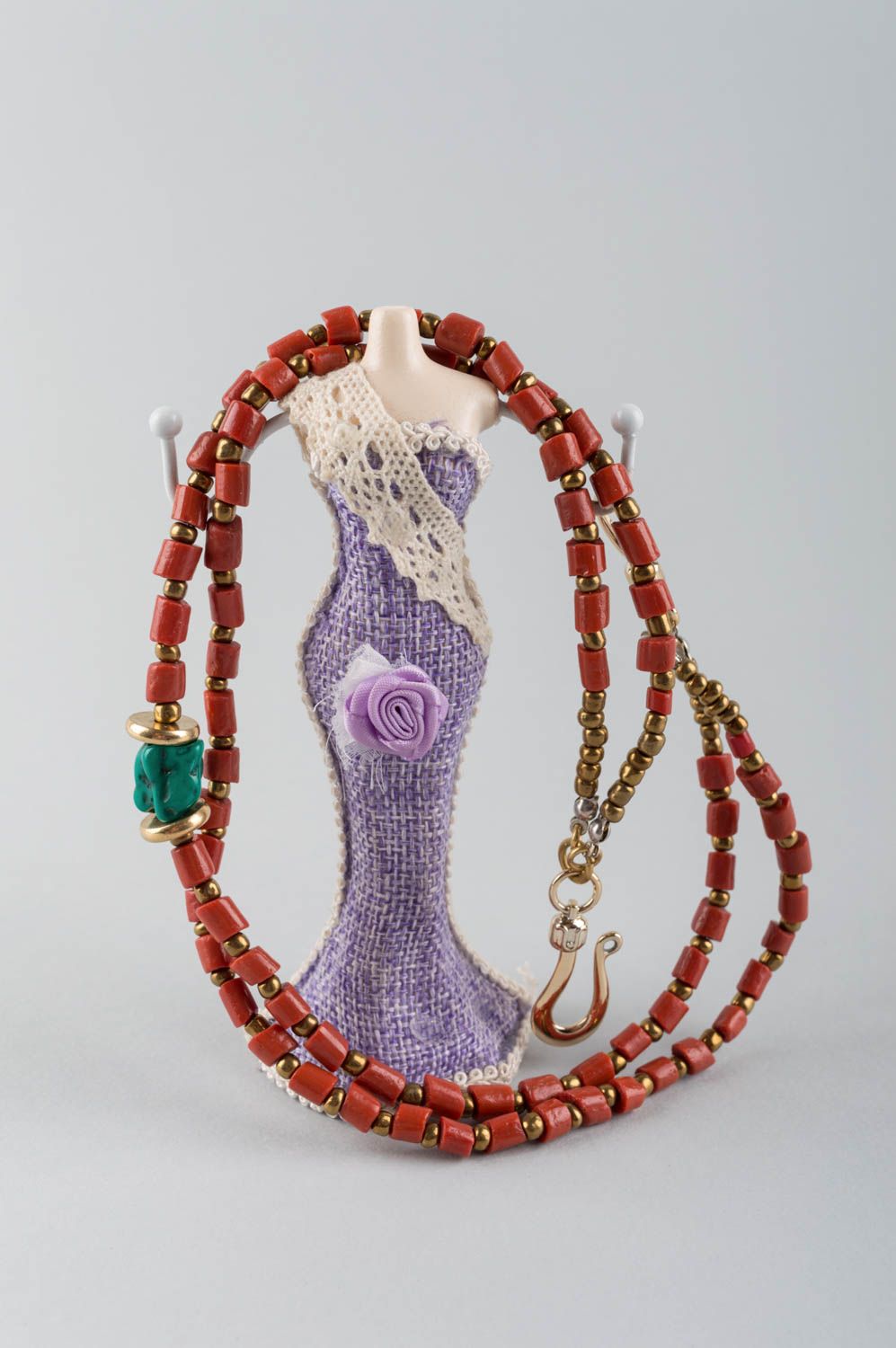 Schöne feine elegante handgemachte Halskette aus Natursteinen Koralle und Türkis foto 1