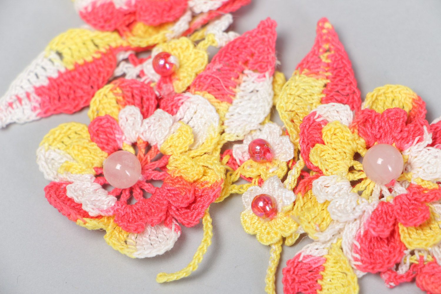 Collier textile tricoté avec perles fantaisie floral rose et jaune fait main photo 4