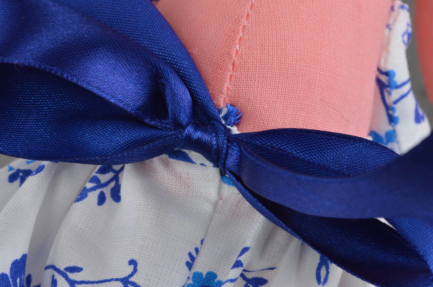 Тканевая мягкая игрушка в виде зайки розовая в голубом платье ручная работа фото 5