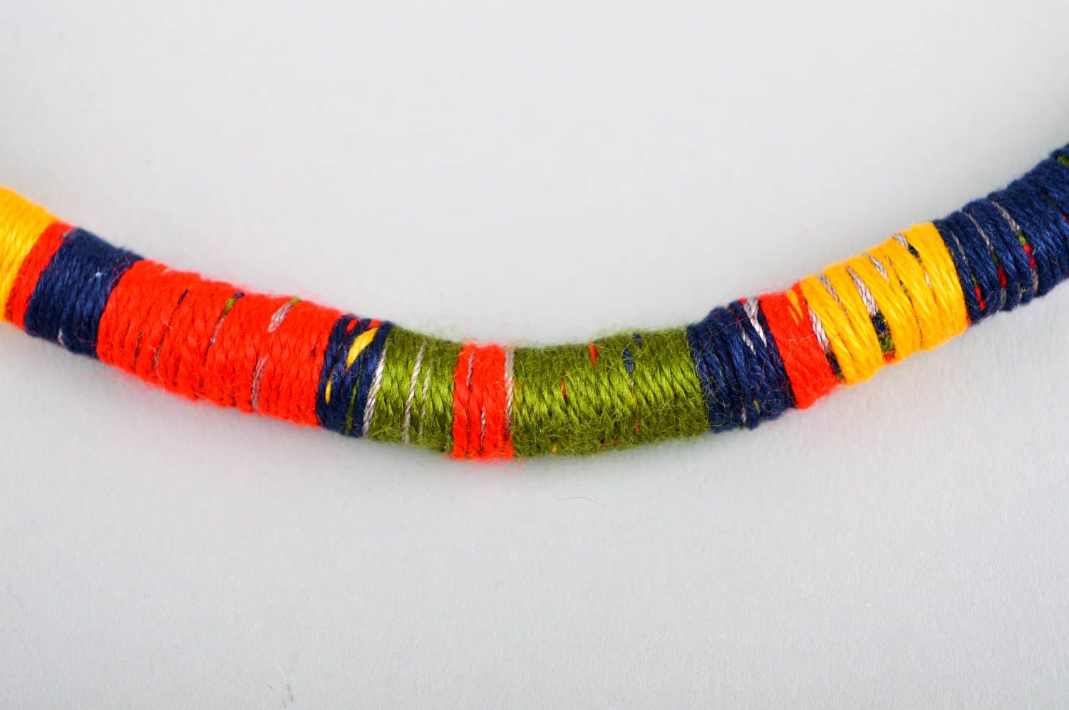 Collier textile Bijou fait main multicolore massif Accessoire femme design fils photo 3