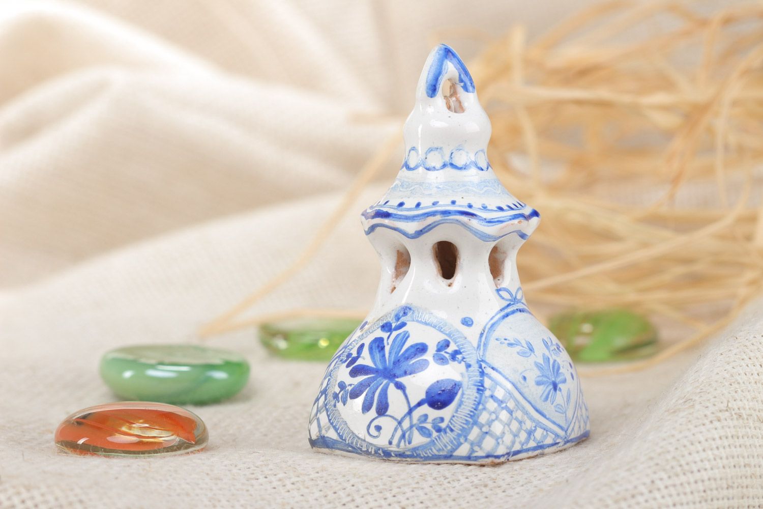 Petite cloche en céramique blanc-bleu peint d'émail fait main original photo 1