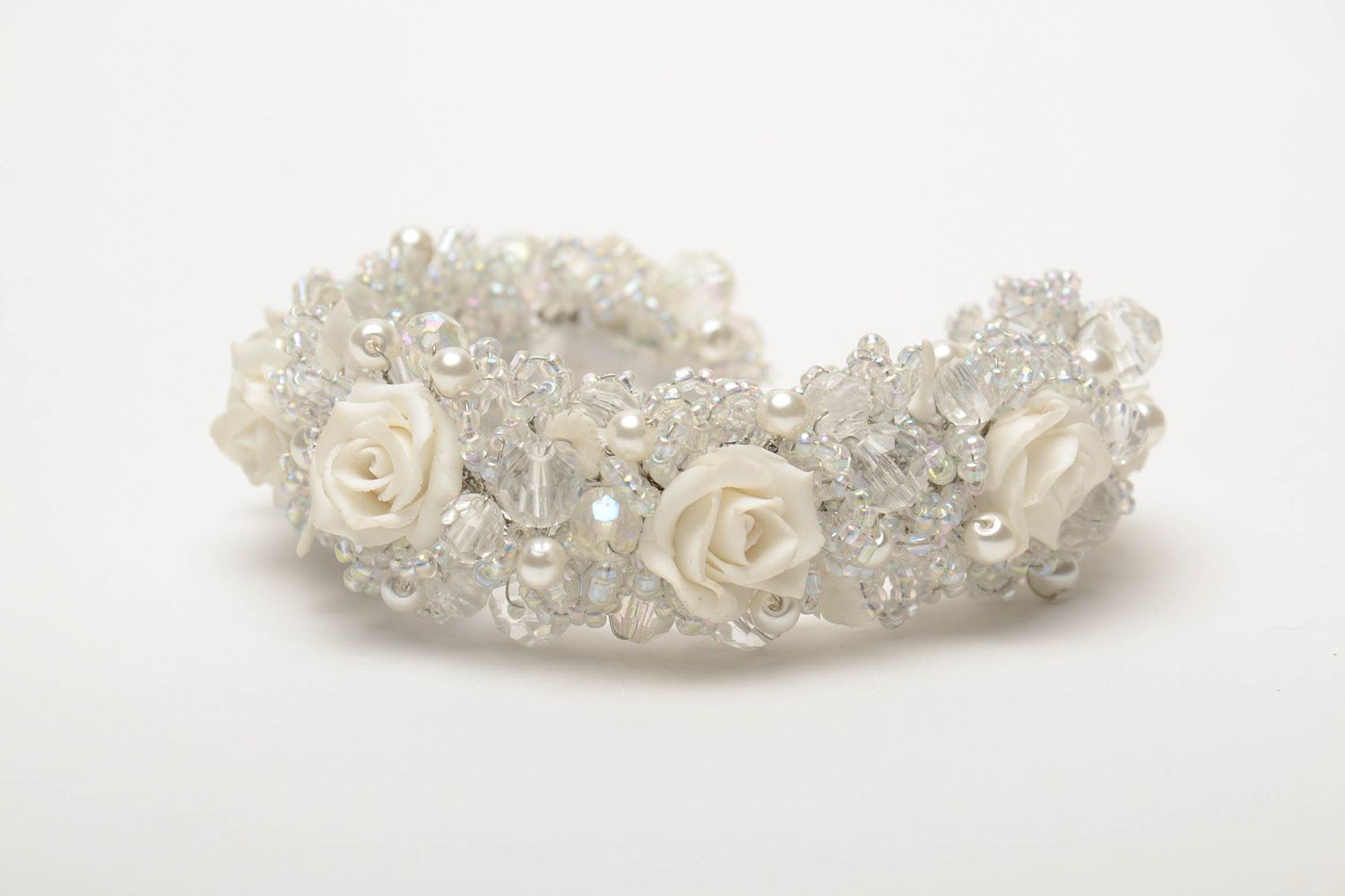 Bracelet fait main de pâte polymère et perles de rocaille Roses blanches photo 4