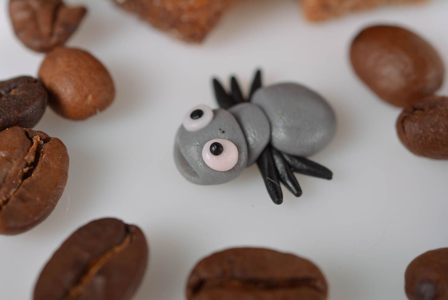 Handmade Dekoration Figur Spielzeug Spinne grau Haus Deko aus Polymerton foto 4