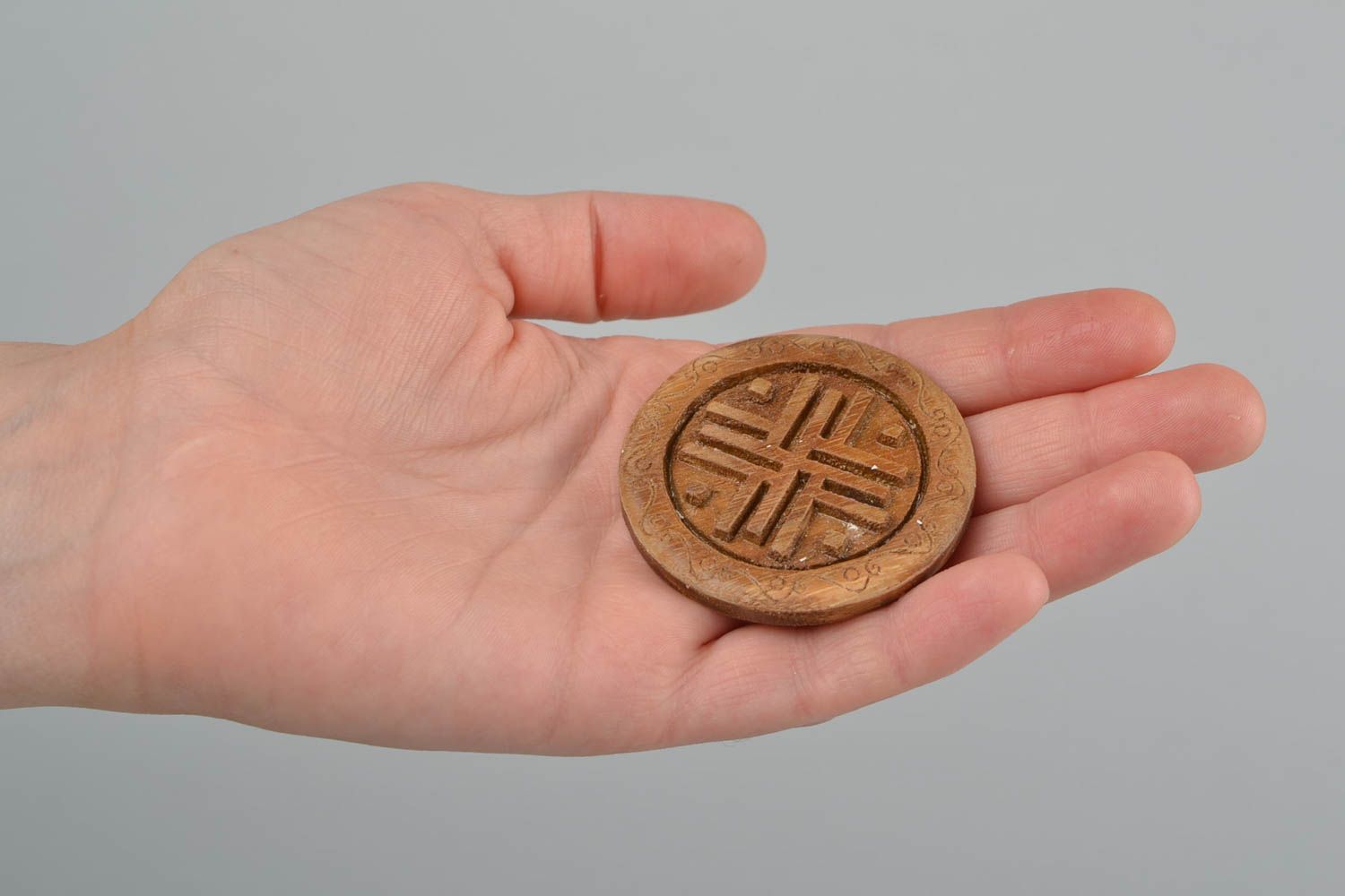 Amulette faite main sculptée en bois de chêne ronde avec symbole slave Voyageur photo 2
