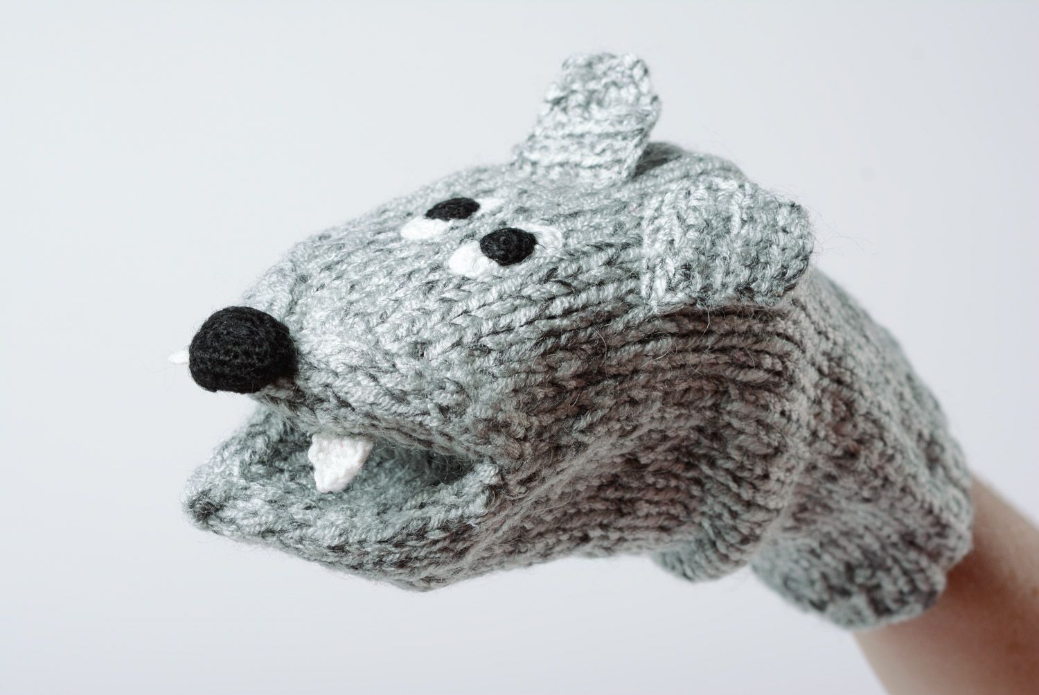 Poupée de gant loup gris faite main originale en laine et acrylique pour enfant photo 2