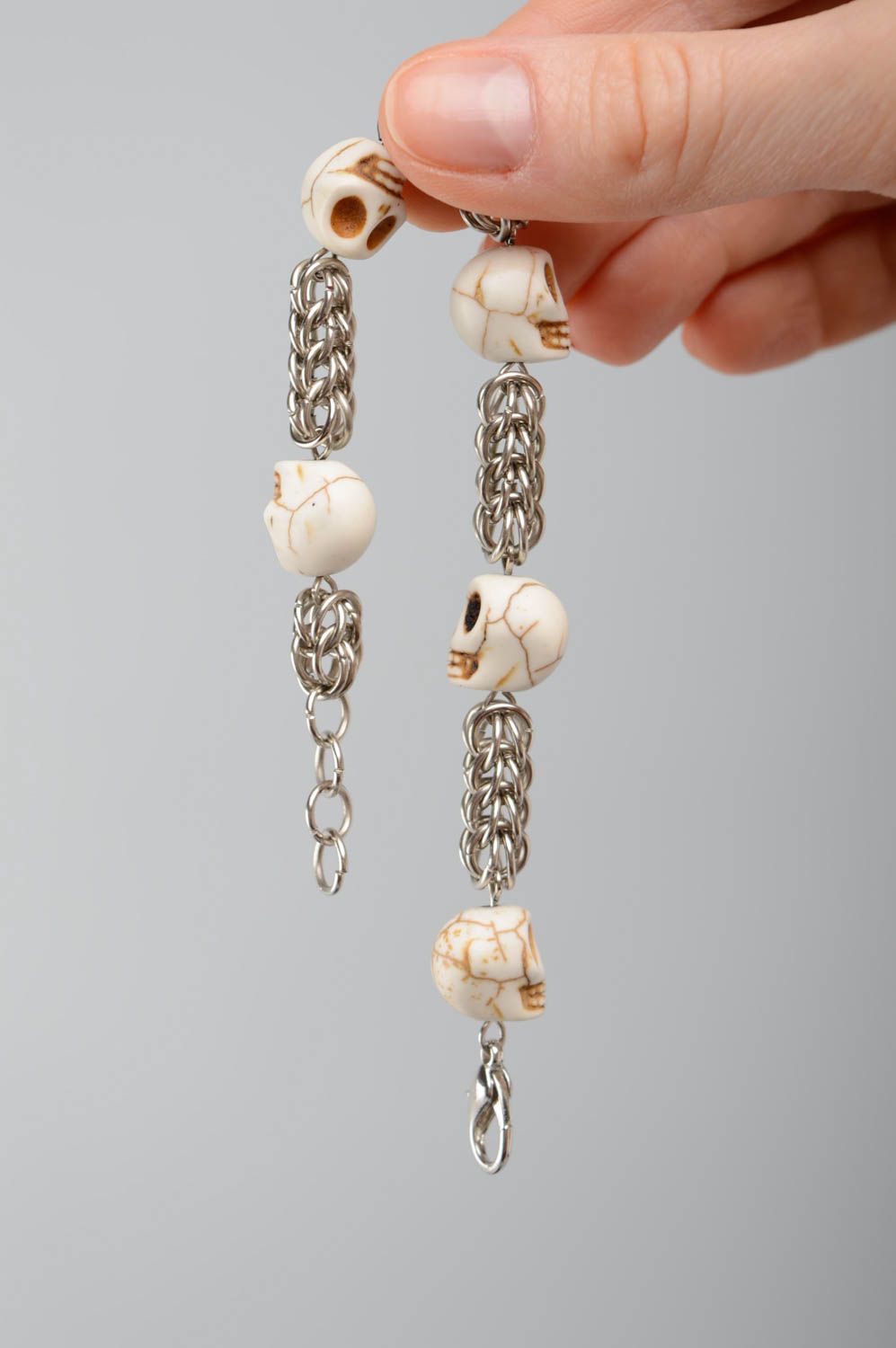 Bracelet métallique fait main original décoré des perles en forme de crânes photo 4