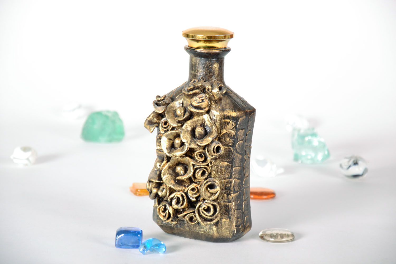 Декоративная бутылка украшенная яичной скорлупой фото 1