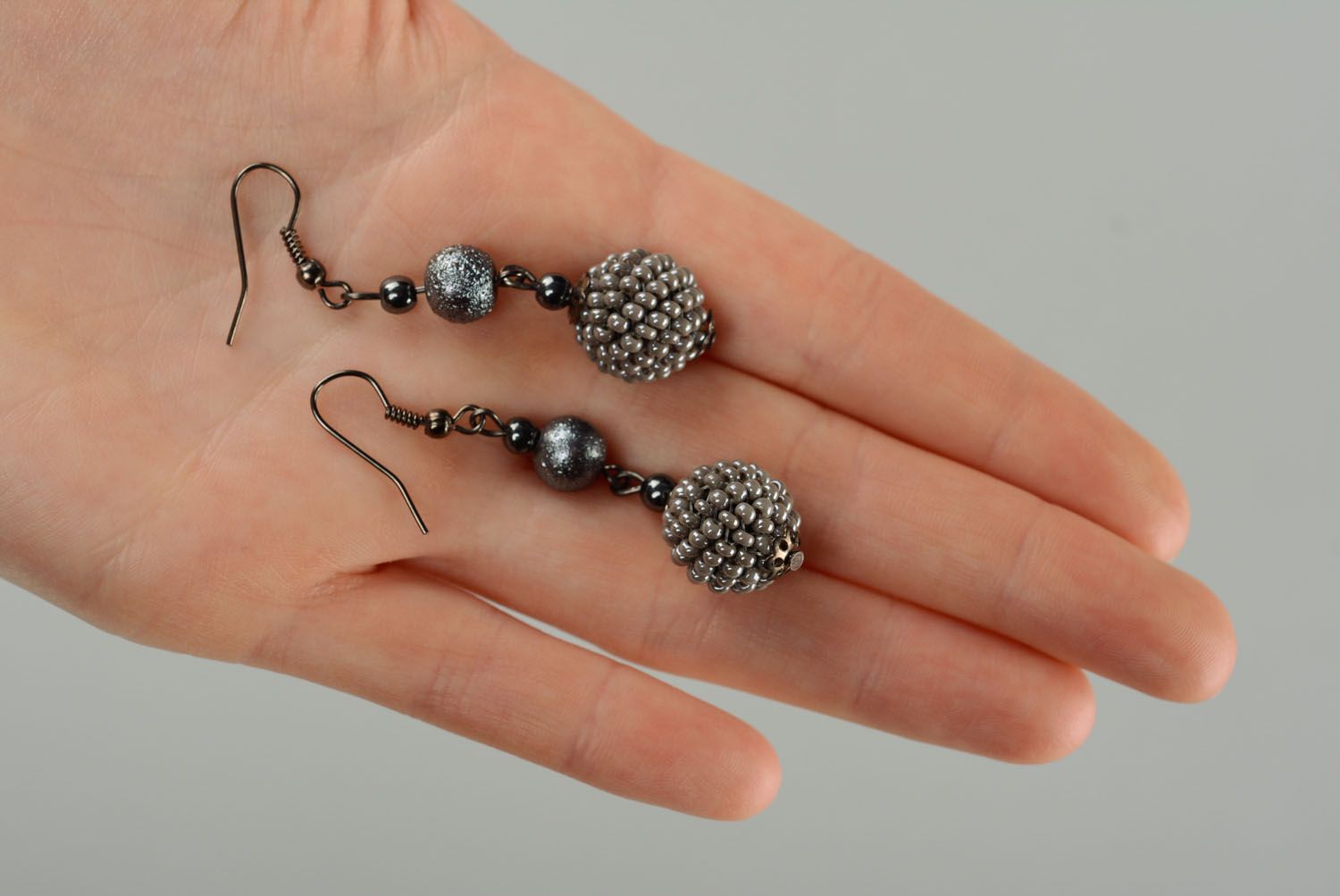 Boucles d'oreilles en perles de rocaille grises faites main photo 5