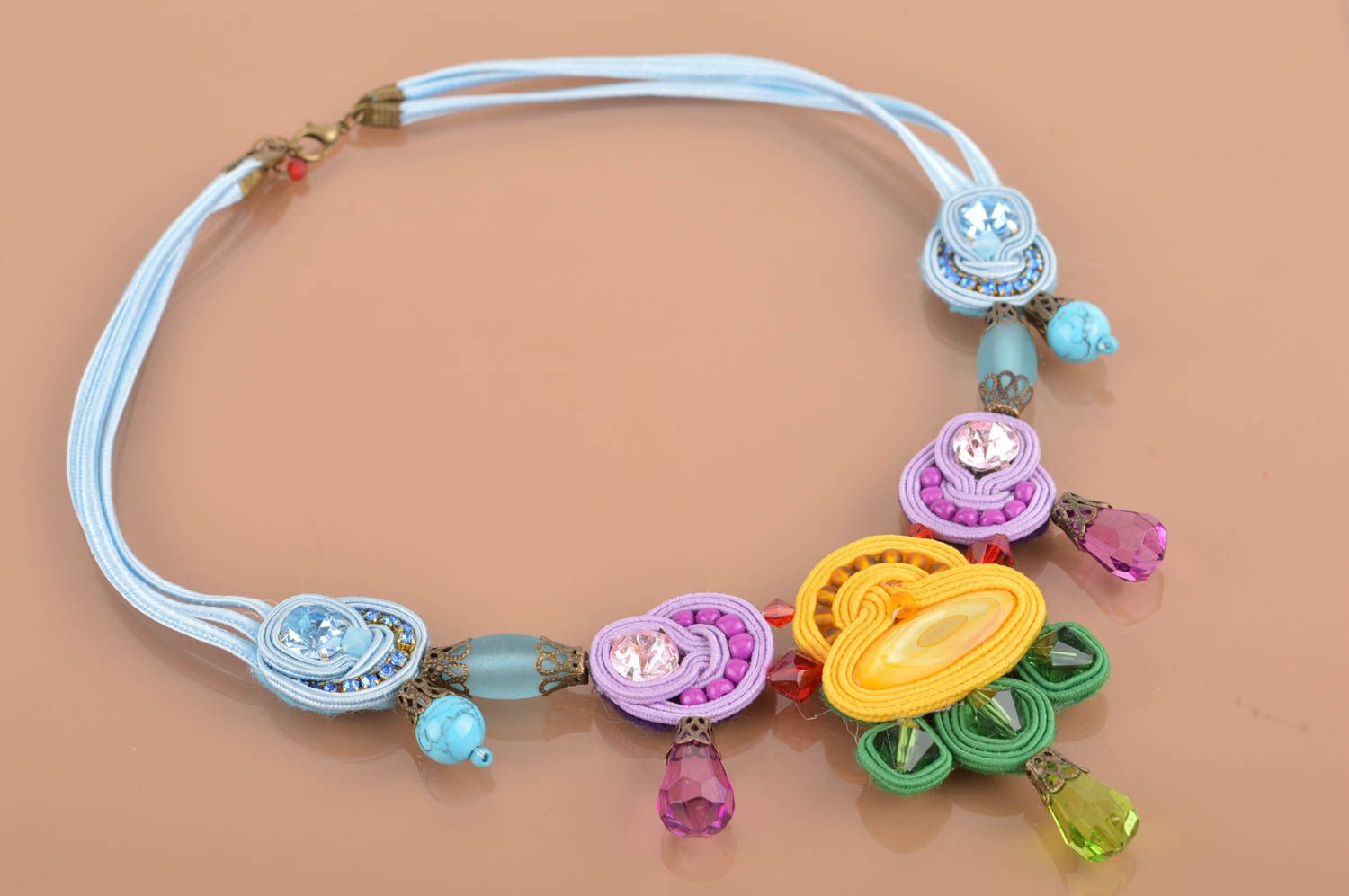 Grand collier en perles de fantaisie et soutaches multicolore fait main photo 2