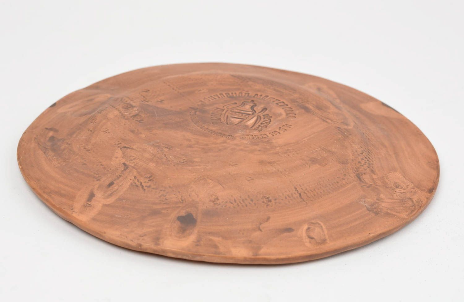 Круглая тарелка из красной глины ручной работы в технике гончарства Джунгли фото 4