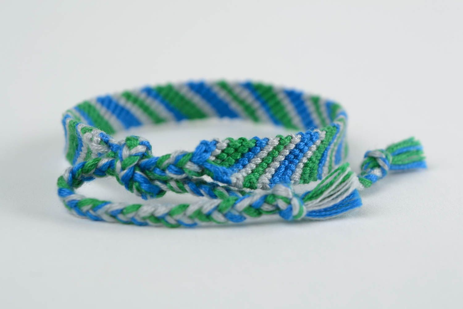 Красивый наручный браслет фенечка из ниток в технике макраме ручной работы зеленый с голубым фото 4