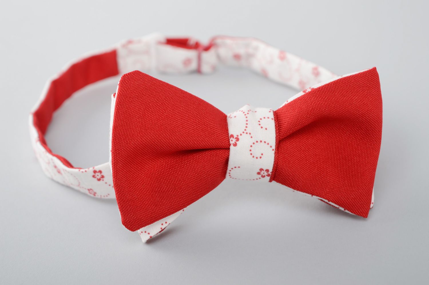 Two-sided fabric bow tie with red and white print photo 3